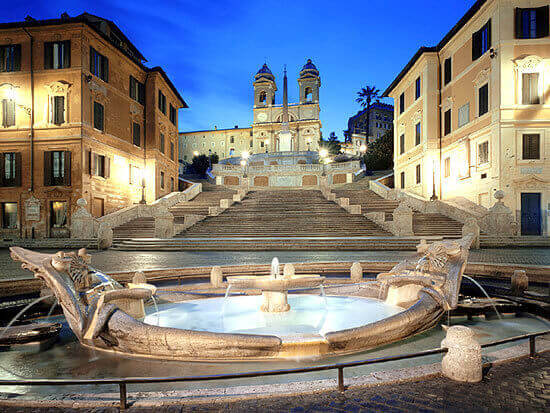 Испанская площадь в Риме с фонтаном "Баркачья", испанская лестница, церковь Святой Троицы наверху.