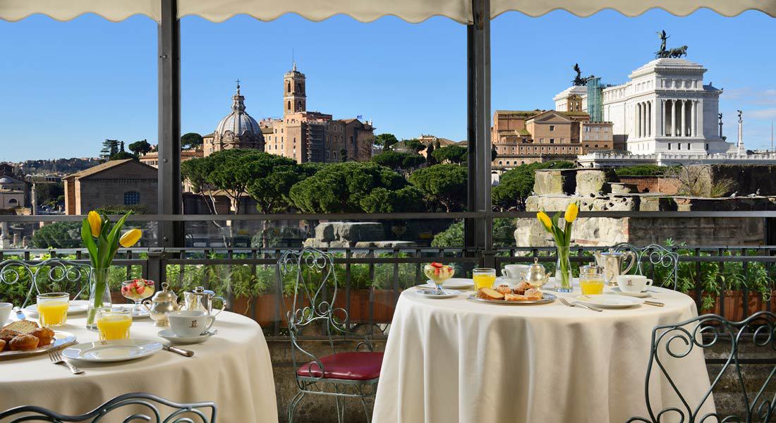 Вид на город Рим с террасы ресторана Roof Garden.