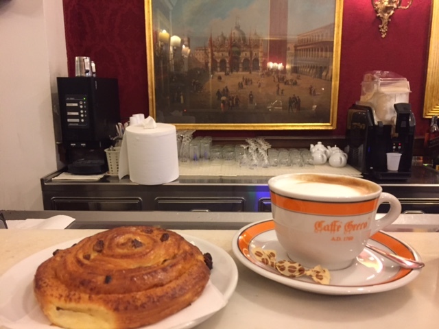 Кафе и каппуччино в кофейне Antico caffè Greco.