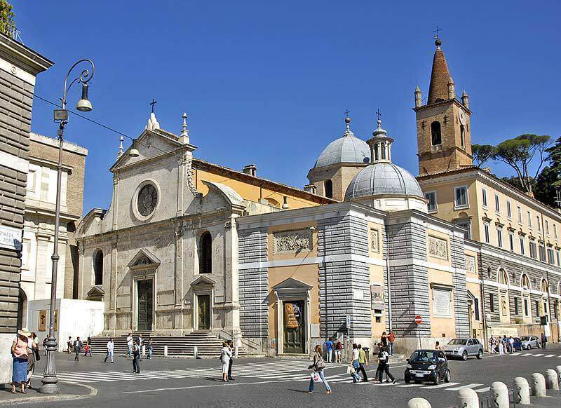 Базилика Санта Мария Дель Пополо в Риме на площади Дель Пополо.