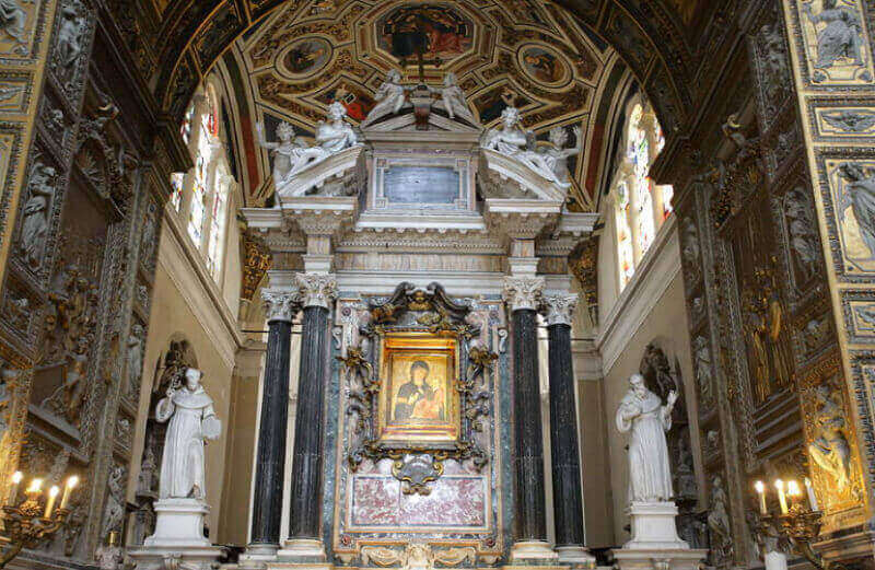 Алтарь в церкви Санта Мария дель Пополо в Риме.