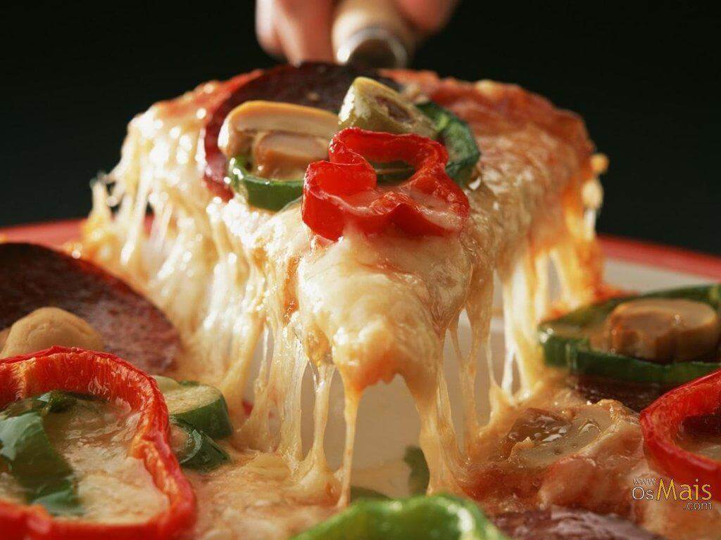 Римская пицца - тонкий слой теста и много начинки с сыром.