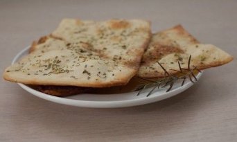 пицца Фокаччиа - пицца без начинки с розмарином.
