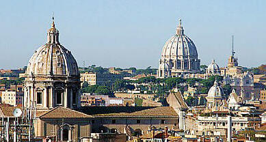 Купола базилики Святого Петра (вдали) и Базилики Сант Андрея Делла Валле (на переднем плане). Два самых высоких купола в Риме.
