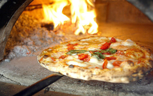 Самая вкусная пицца получается в дровяной печи.