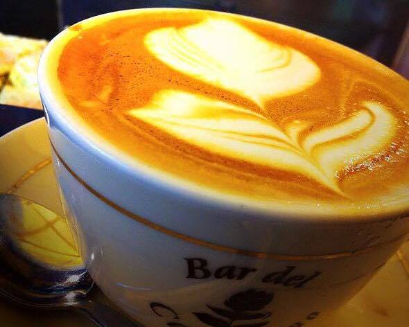 Кафе и каппуччино в кофейне Panella делают в столетней кофемашине.