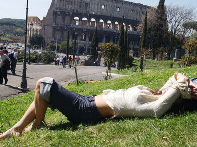 Девушка загорает на траве около Колизея , март в Риме :-)
