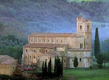 Монастырь Сант Аттимо около Монтальчино в Италии.