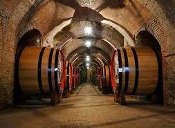 Винные бочки в подвале на винодельне в Монтепульчано.