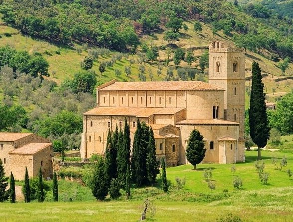 Средневековый монастырь Сант Аттимо в Тоскане.