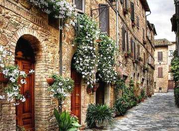 Улица в городке Монтепульчано в Тоскане.
