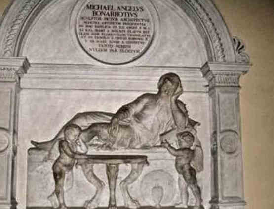 Саркофаг и скульптура великого Микеланжело Буонаротти в Бузилике Додичи Апорстоли в Риме. Тела в саркофаге нет . Тело великого скульптлора было вывезено тайно во Флоренцию .