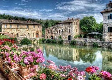 Бассейн с термальной водой с вамим центре городка баньи Виньоне в Тоскане.