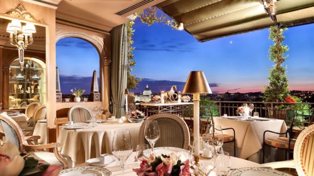 Зал ресторана Мирабель в Риме с панорамным видом на город и Ватикан.