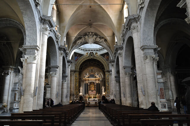 Главный неф базилики Санта Мария дель Пополо в Риме.