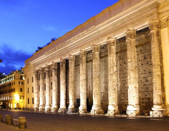Храм императора Андриана на пьяцце Ди Пьетра в Риме.