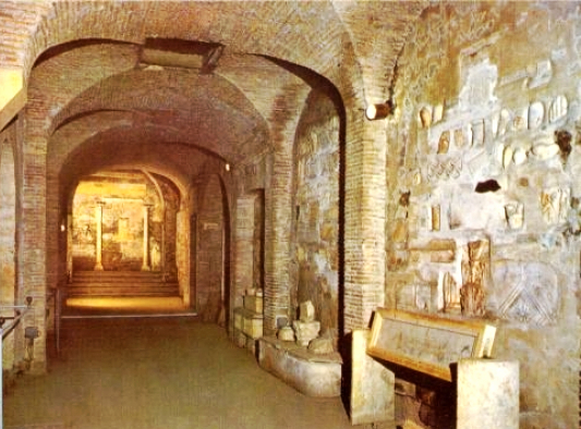 Подземная Базилика Сан Клементе в Риме.