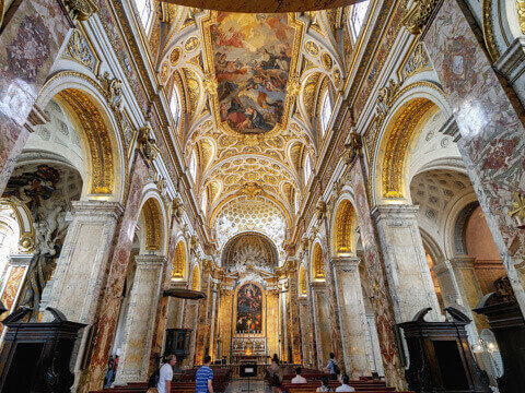 Главный неф Базилики Сан Луиджи Дей Франчези в Риме.