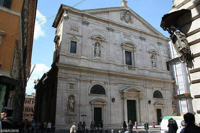 Фасад базилики Сан Луиджи Дей Франчези в Риме.
