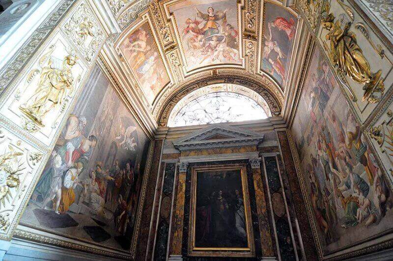 Капелла Святой Чечилии раписанная фресками Доменикино.
