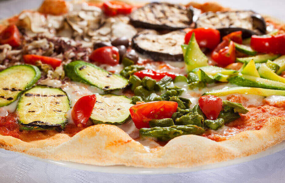 Пицца вегетарианская с овощами.
