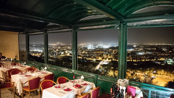 Зал ресторана Ло Зодиако в Риме с панорамным видом на город.