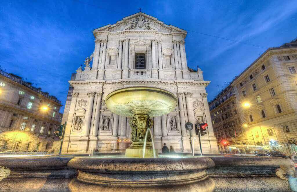 Фасад базилики Сант Андрея Делла Валле в Риме. На фасаде слева видно только одну скульптуру Ангела работы Эрколе Феррары.