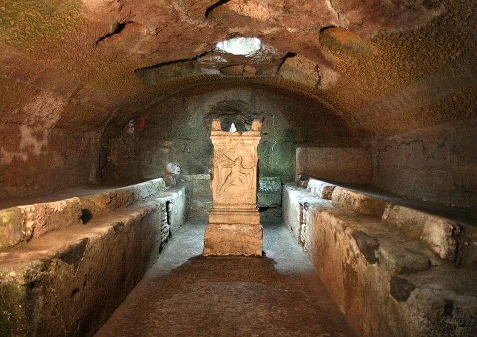 Подземный митреум и алтарь бога Митры под Базиликой Сан Клименте в Риме.