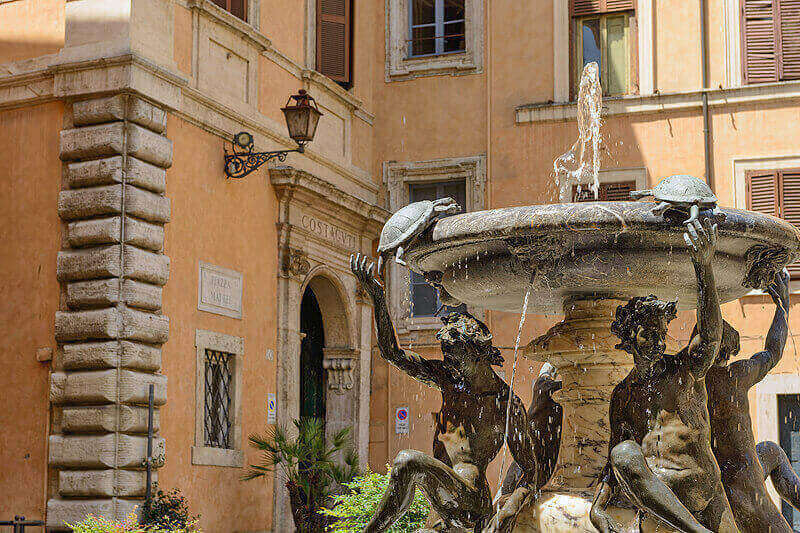 Площадь Маттеи и фонтан Тарторуги в Риме.
