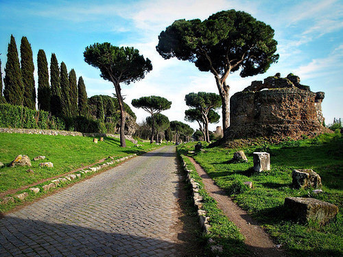Античная Римская дорога Виа Аппия Антика в Риме.
