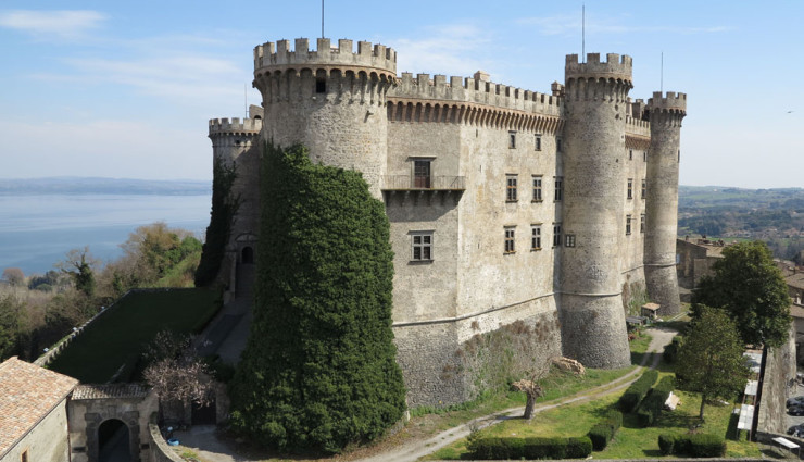 Замок Орсини-Одескальки на берегу озера Браччиано